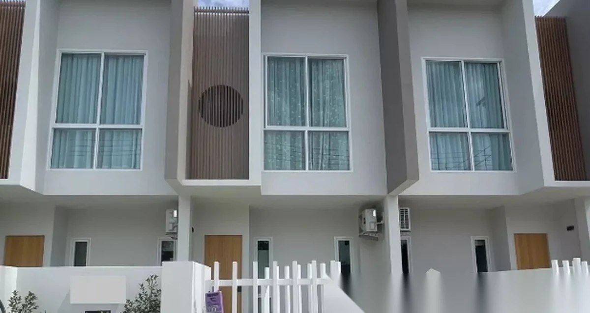 Таунхаус 2BR в комплексе Modern Life Si Sunthon · Си Сунтон · Вид в сад — фото 2