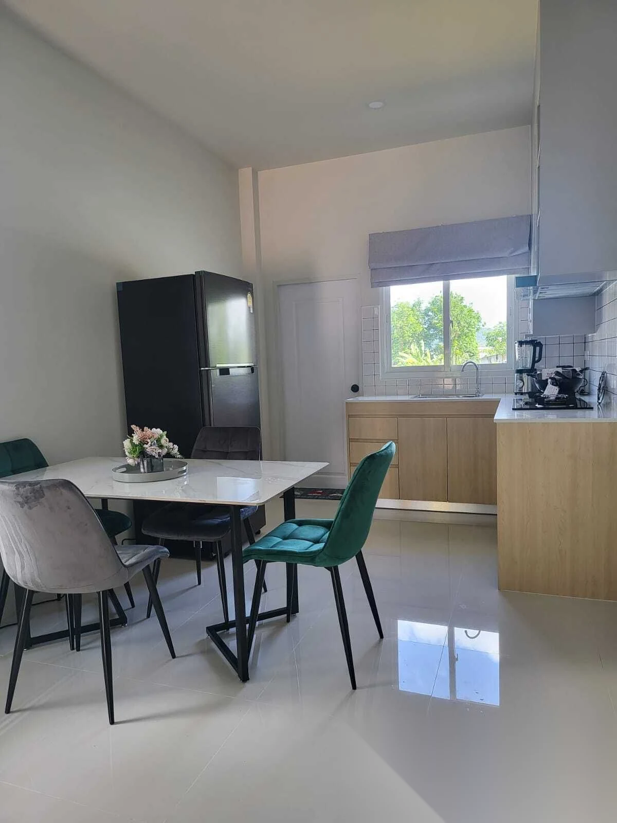 Таунхаус 2BR в комплексе Modern Life Si Sunthon · Си Сунтон · Вид в сад — фото 3