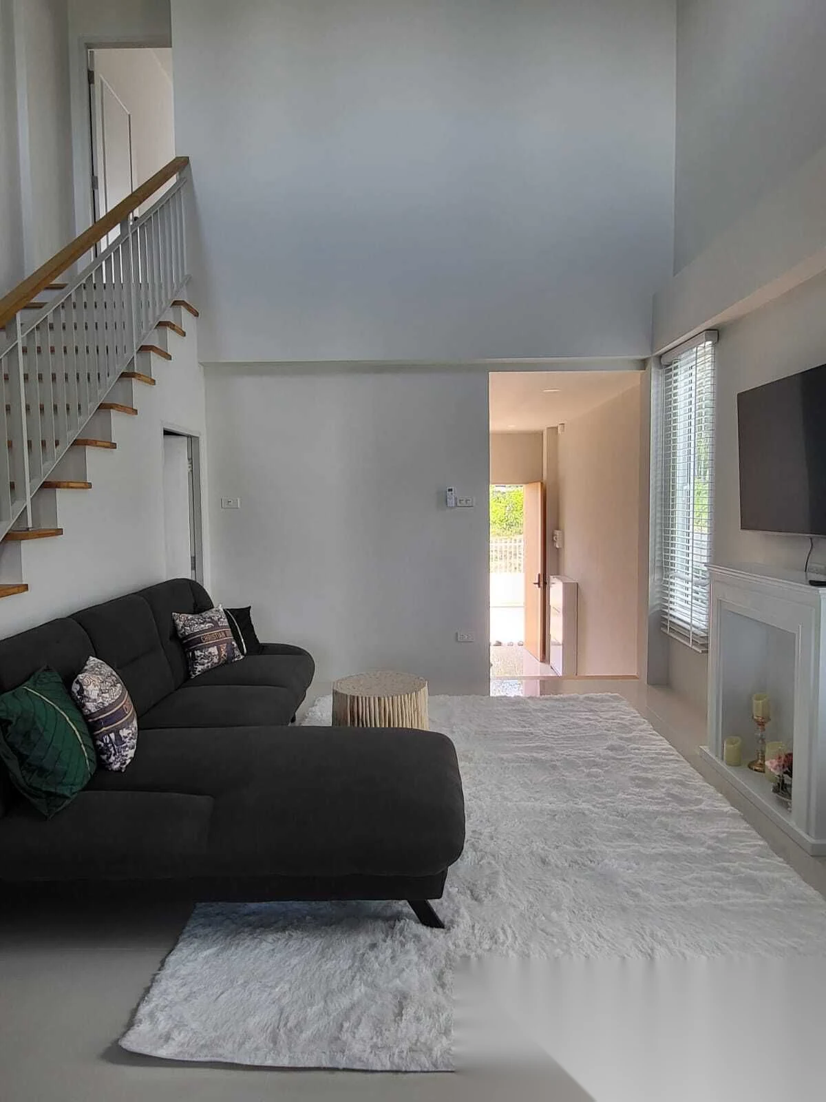 Таунхаус 2BR в комплексе Modern Life Si Sunthon · Си Сунтон · Вид в сад — фото 6