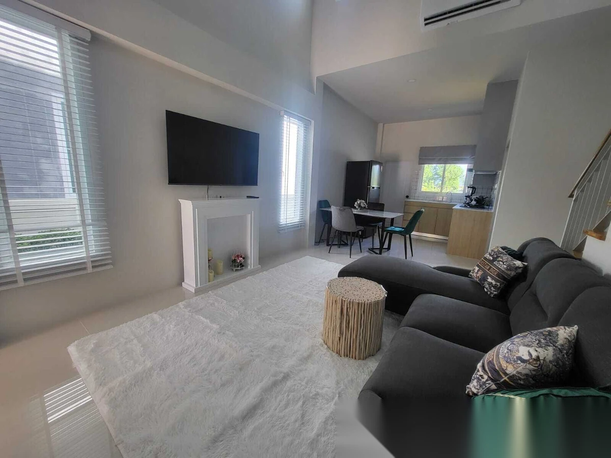 Таунхаус 2BR в комплексе Modern Life Si Sunthon · Си Сунтон · Вид в сад — фото 7