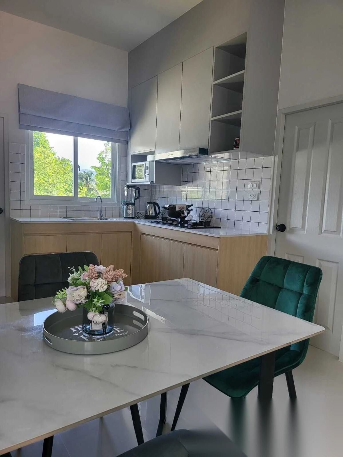 Таунхаус 2BR в комплексе Modern Life Si Sunthon · Си Сунтон · Вид в сад — фото 8