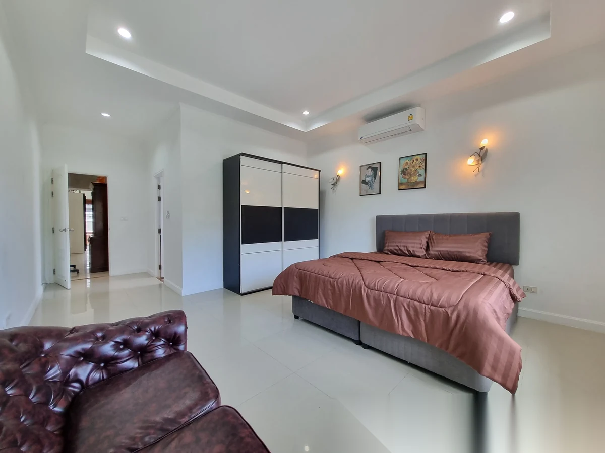 Вилла 5BR в комплексе Permsap Villa · Си Сунтон · Вид на бассейн — фото 13