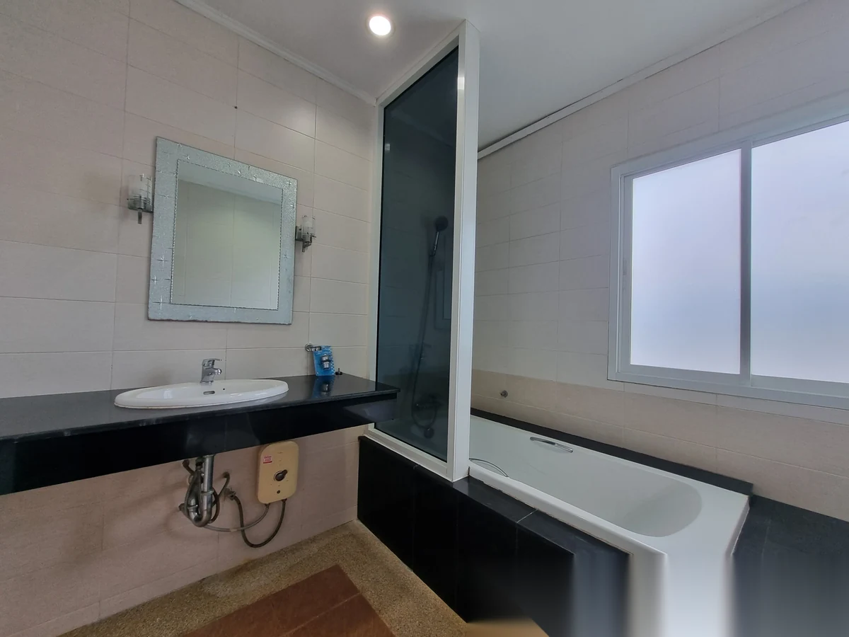 Вилла 5BR в комплексе Permsap Villa · Си Сунтон · Вид на бассейн — фото 14