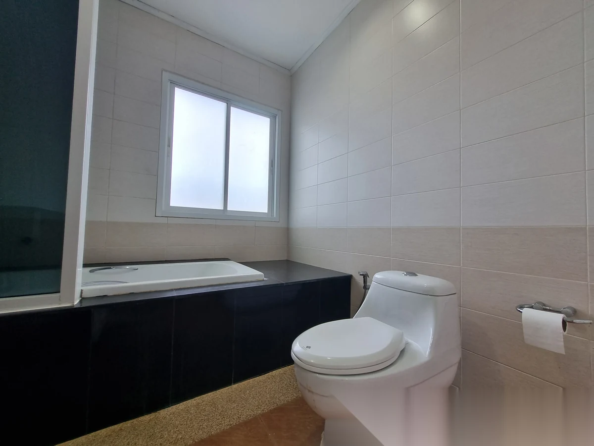 Вилла 5BR в комплексе Permsap Villa · Си Сунтон · Вид на бассейн — фото 15