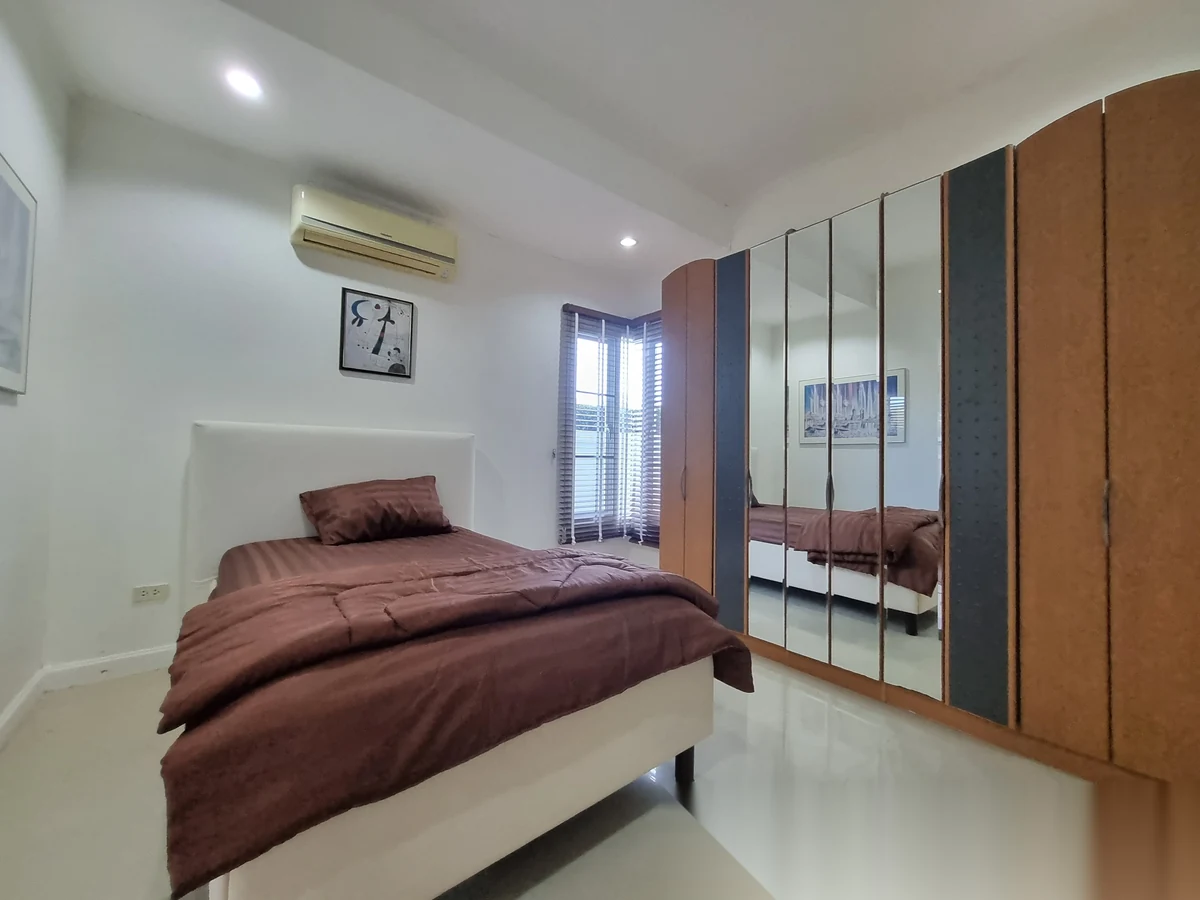 Вилла 5BR в комплексе Permsap Villa · Си Сунтон · Вид на бассейн — фото 16