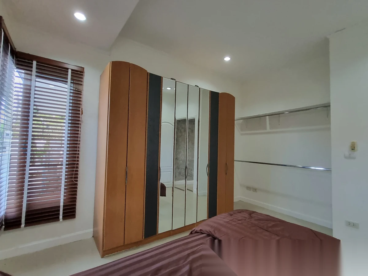 Вилла 5BR в комплексе Permsap Villa · Си Сунтон · Вид на бассейн — фото 17