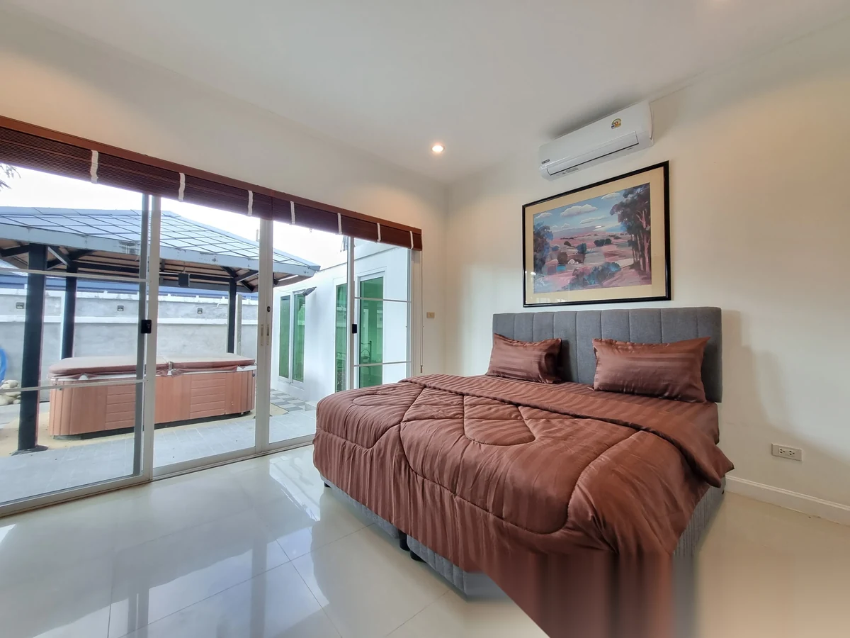 Вилла 5BR в комплексе Permsap Villa · Си Сунтон · Вид на бассейн — фото 19