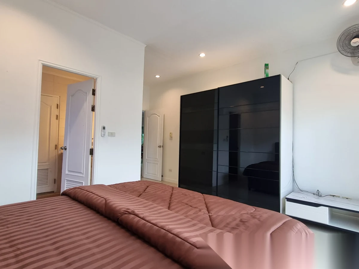 Вилла 5BR в комплексе Permsap Villa · Си Сунтон · Вид на бассейн — фото 21