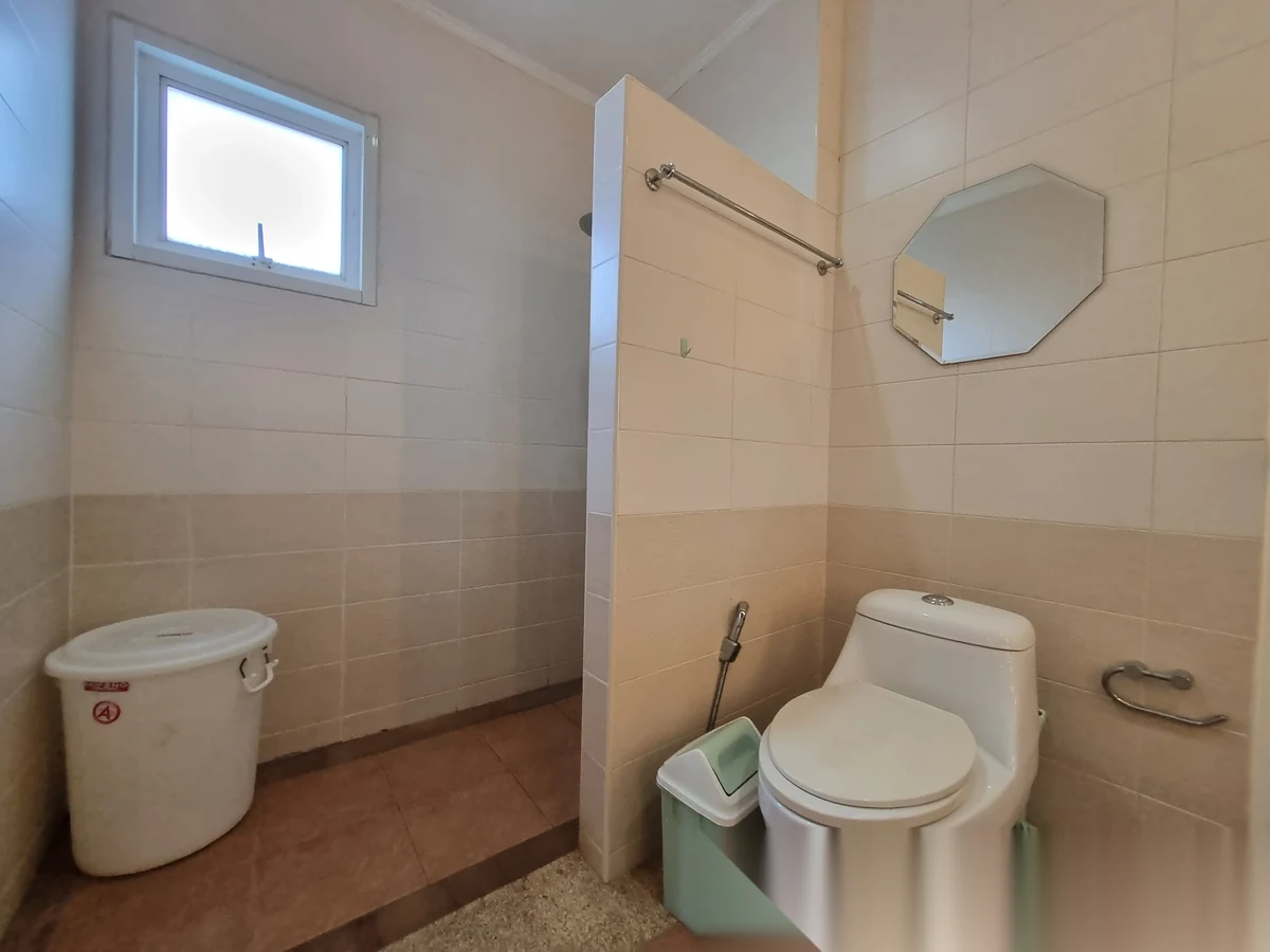 Вилла 5BR в комплексе Permsap Villa · Си Сунтон · Вид на бассейн — фото 23
