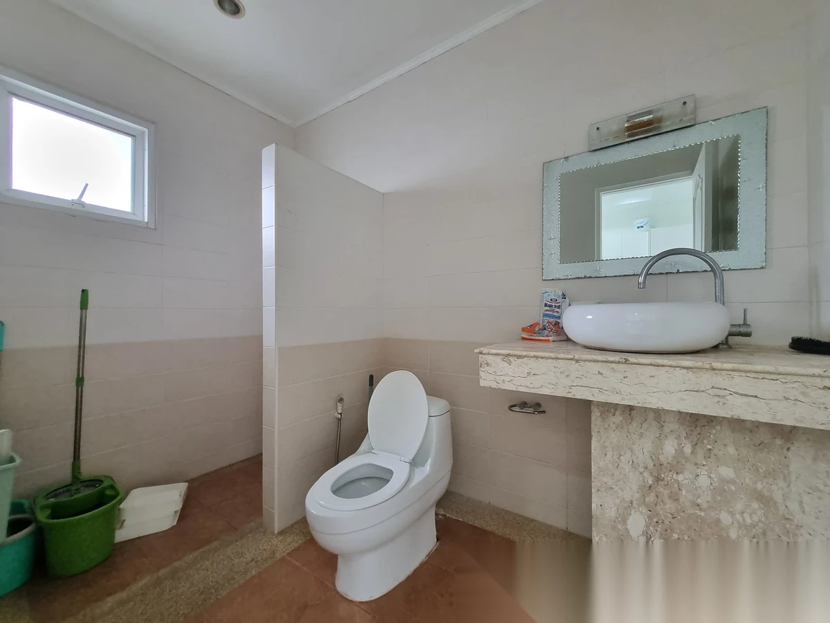 Вилла 5BR в комплексе Permsap Villa · Си Сунтон · Вид на бассейн — фото 25