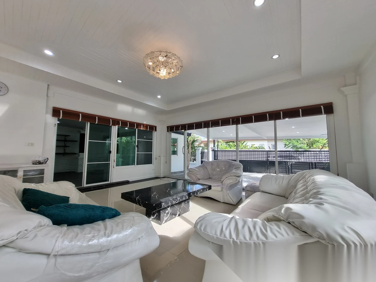 Вилла 5BR в комплексе Permsap Villa · Си Сунтон · Вид на бассейн — фото 26