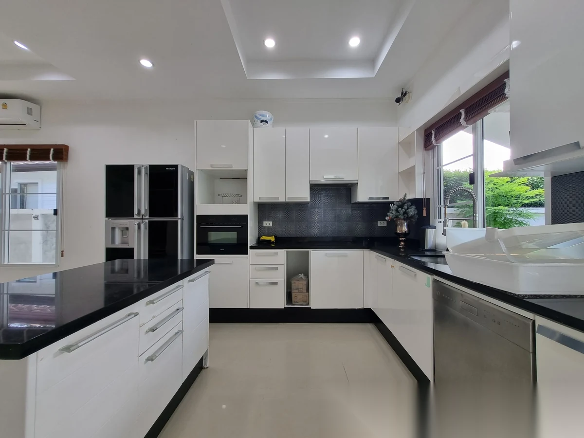 Вилла 5BR в комплексе Permsap Villa · Си Сунтон · Вид на бассейн — фото 27