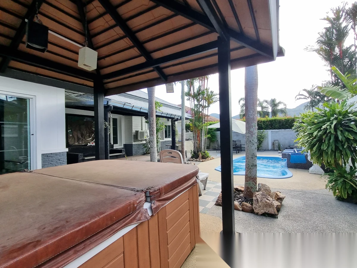 Вилла 5BR в комплексе Permsap Villa · Си Сунтон · Вид на бассейн — фото 32