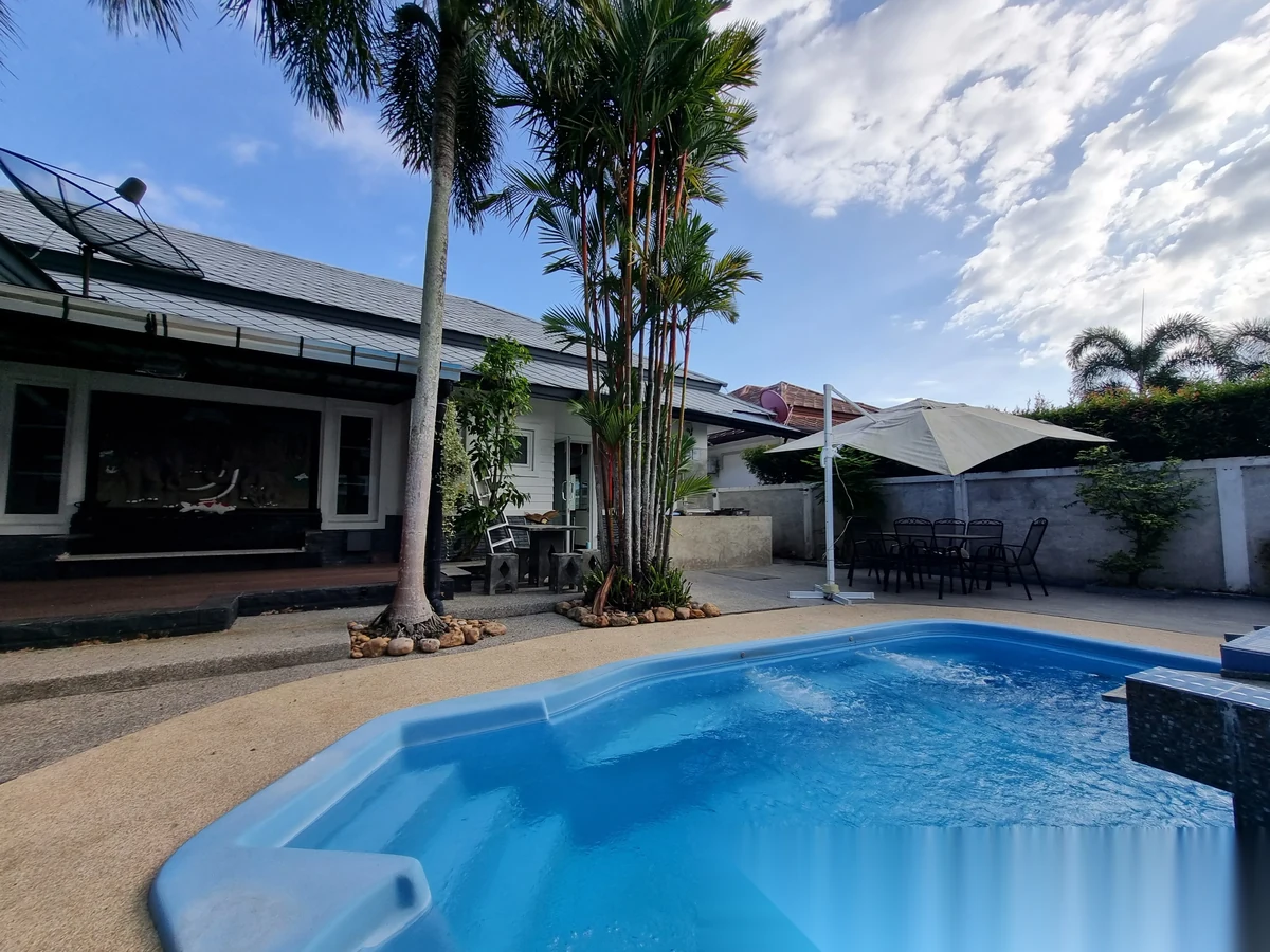 Вилла 5BR в комплексе Permsap Villa · Си Сунтон · Вид на бассейн — фото 35