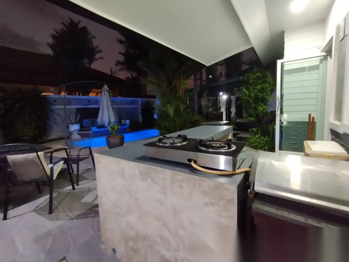 Вилла 5BR в комплексе Permsap Villa · Си Сунтон · Вид на бассейн — фото 37