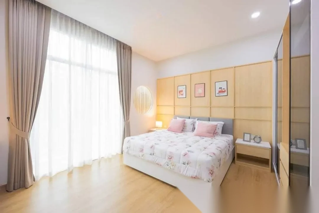 Таунхаус 2BR в комплексе Modern Life Si Sunthon · Си Сунтон · Вид в сад — фото 4