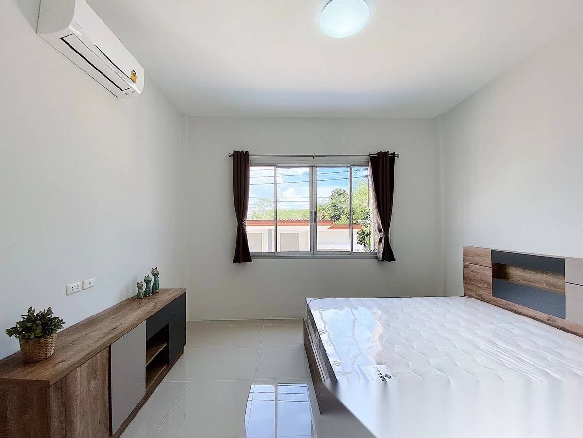 3 Bedroom Townhouse for rent at Garden Place Village complex · Thep Krasattri · Pool Access — photo 4