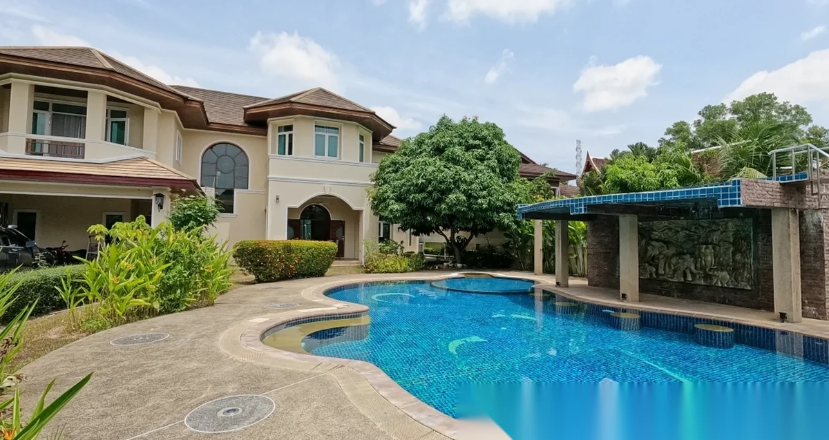 6 Bedroom Villa for sale · Pool View