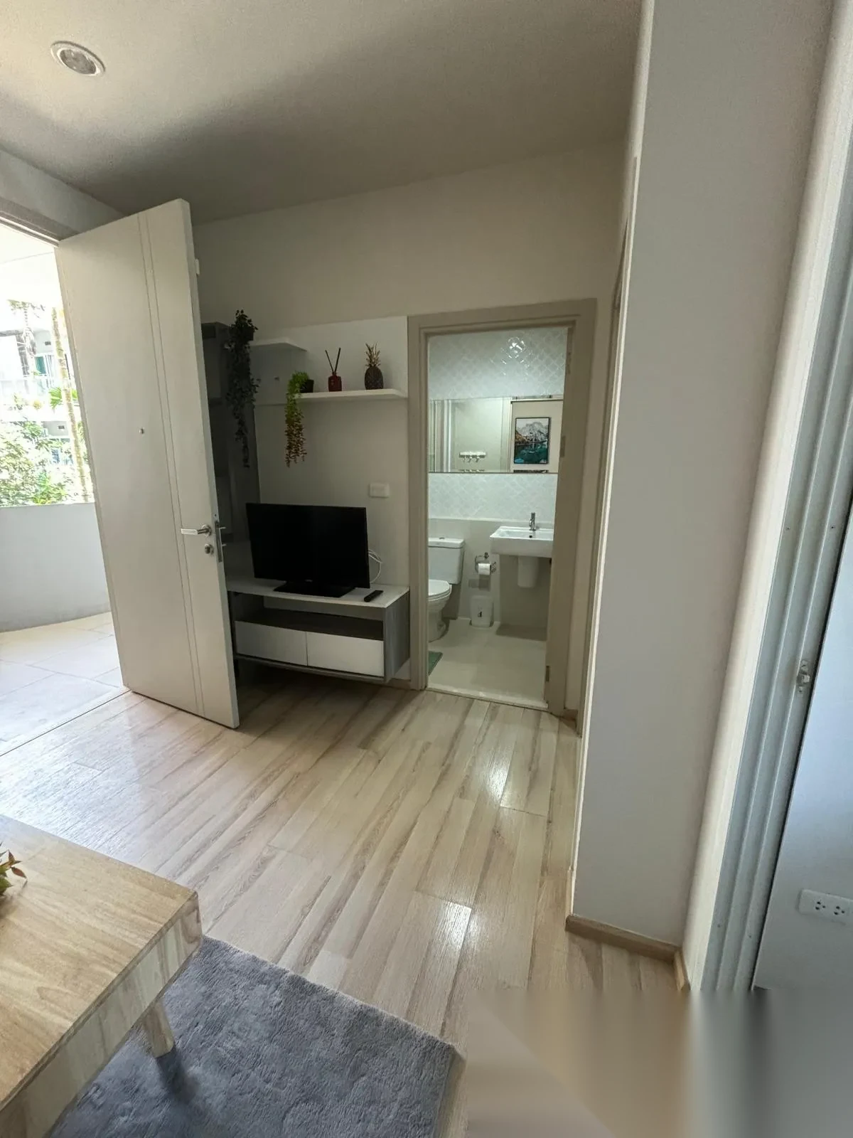 Апартаменты 1BR в ЖК The Base Downtown · Вичит · Вид на бассейн — фото 2