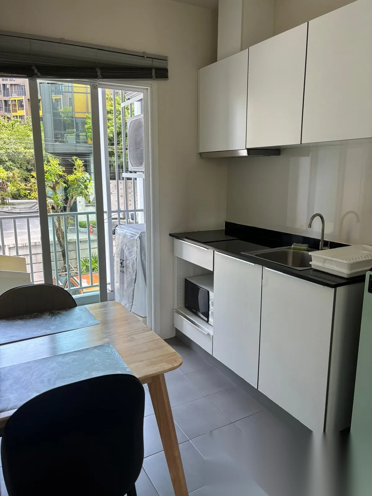 Апартаменты 1BR в ЖК The Base Downtown · Вичит · Вид на бассейн — фото 4