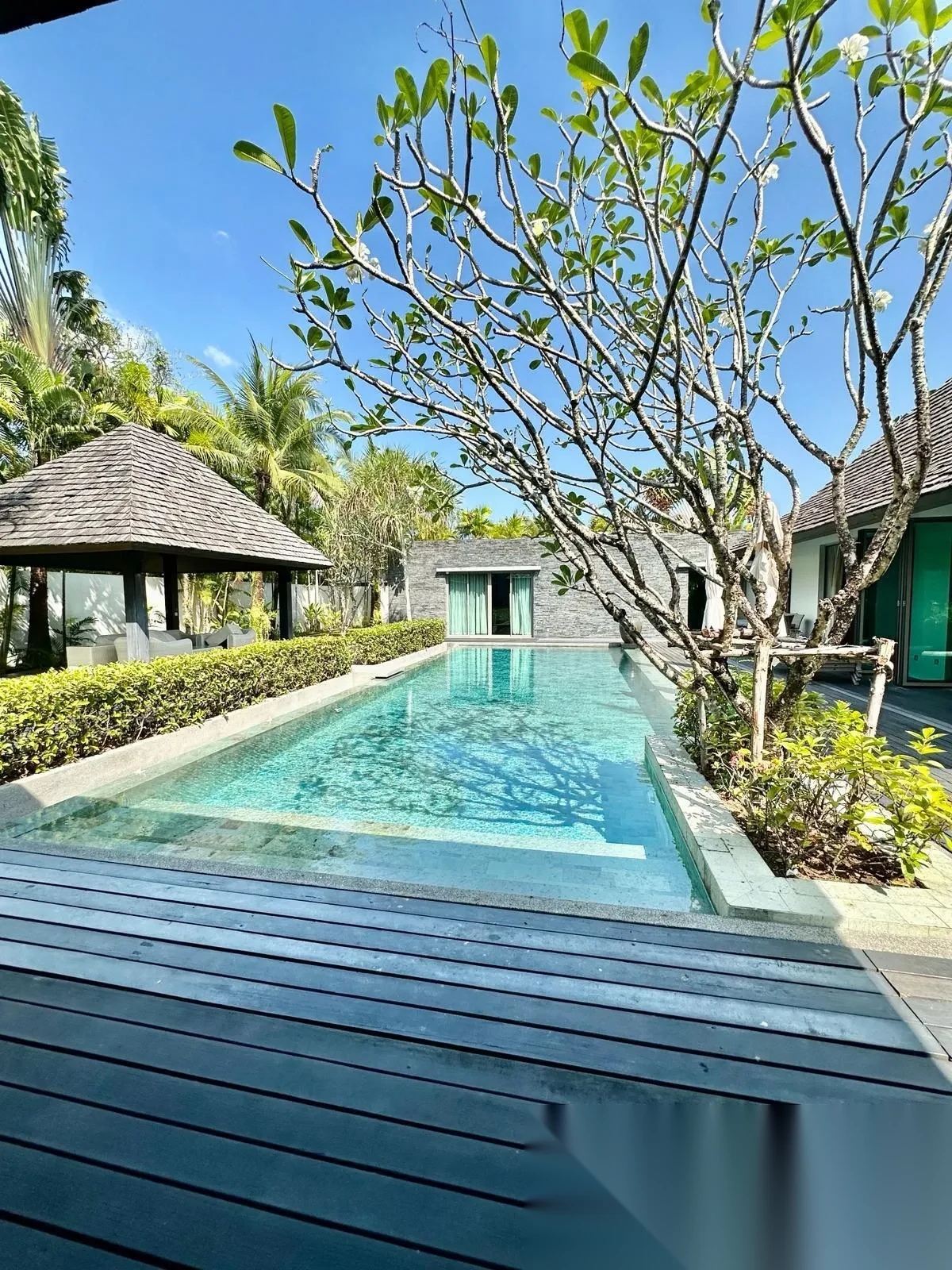 Вилла 4BR в комплексе Anchan Lagoon · Теп Красаттри · Вид на бассейн — фото 10