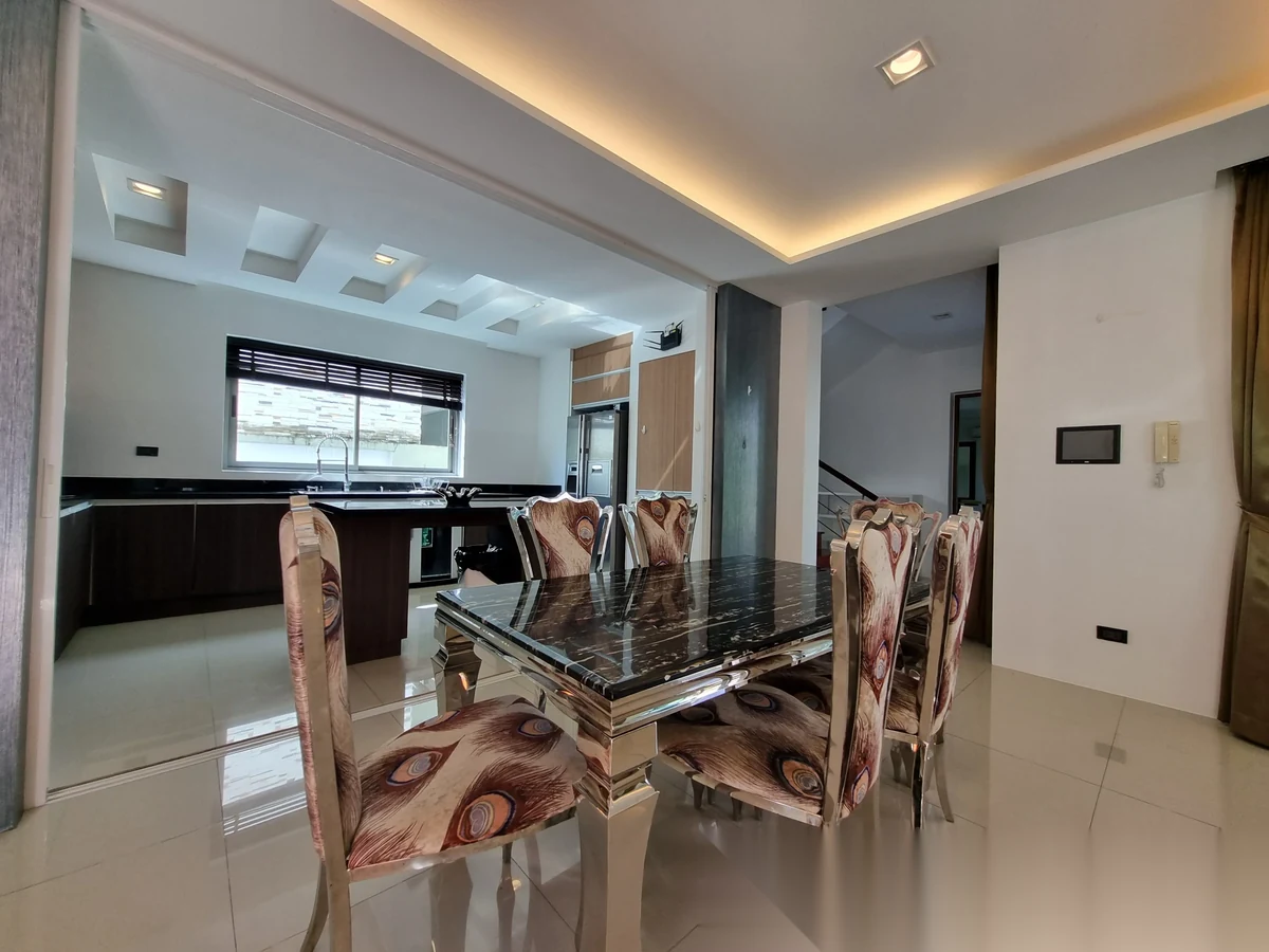 Дом 4BR в комплексе Chalong Miracle Lakeview · Чалонг · Вид на озеро — фото 3
