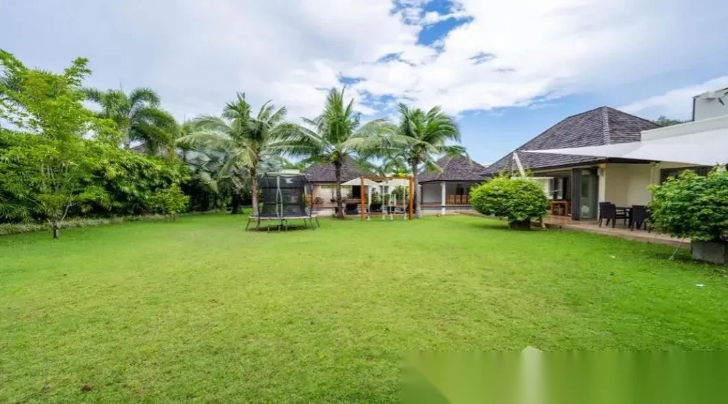 Вилла 4BR в комплексе Layan Hills Estate · Си Сунтон · Вид на бассейн — фото 6