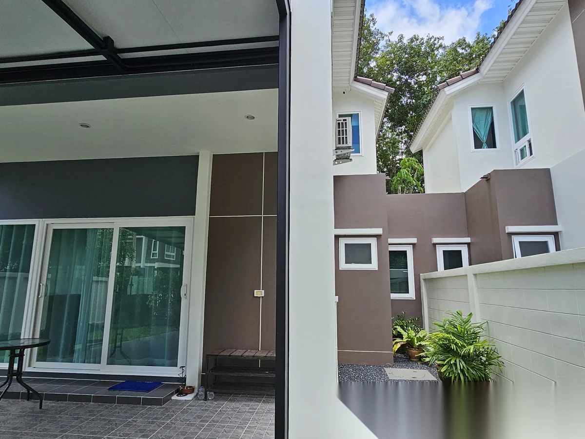 Дом 3BR в комплексе Supalai Bella Thalang Phuket · Теп Красаттри · Вид в сад — фото 11