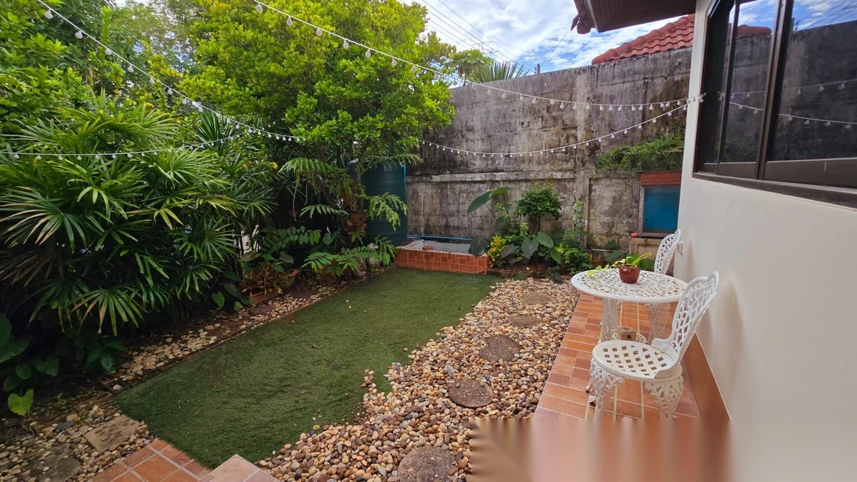 Дом 3BR в комплексе Baan Suan Yu Charoen 1 · Си Сунтон · Вид в сад — фото 2