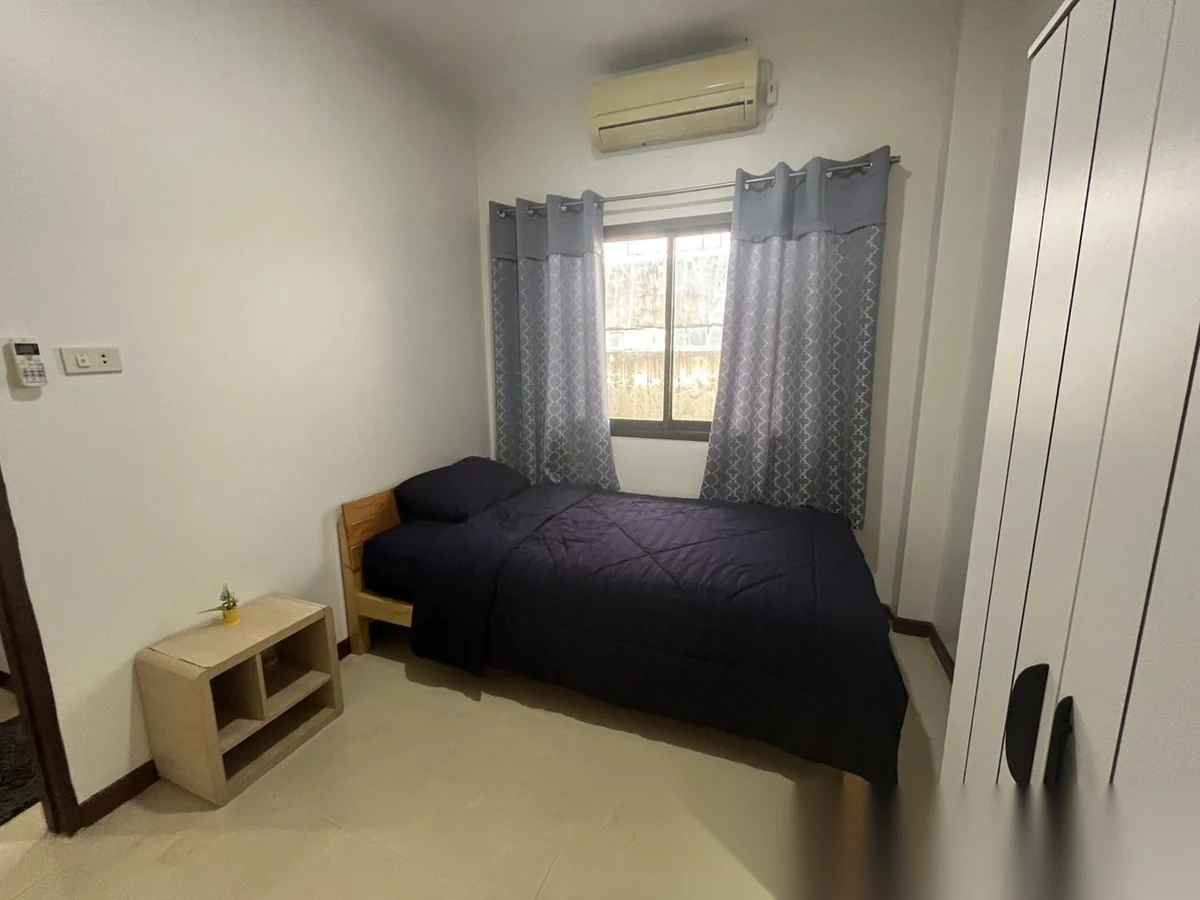 Дом 3BR в комплексе Baan Suan Yu Charoen 1 · Си Сунтон · Вид в сад — фото 9