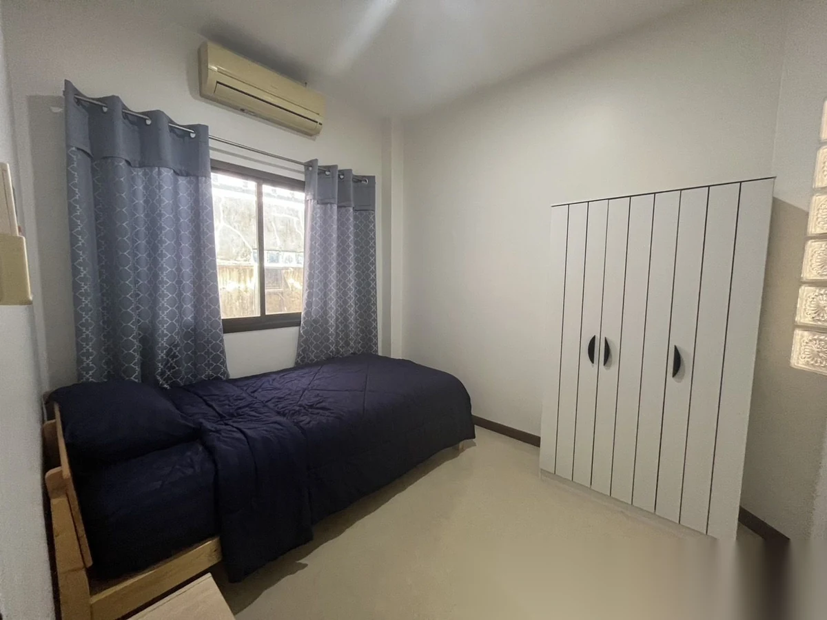 Дом 3BR в комплексе Baan Suan Yu Charoen 1 · Си Сунтон · Вид в сад — фото 10