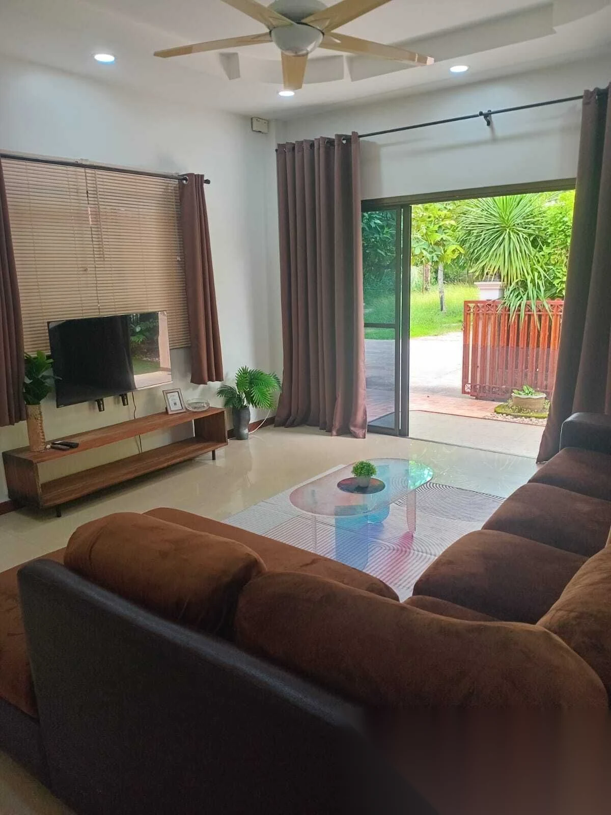 Дом 3BR в комплексе Baan Suan Yu Charoen 1 · Си Сунтон · Вид в сад — фото 11