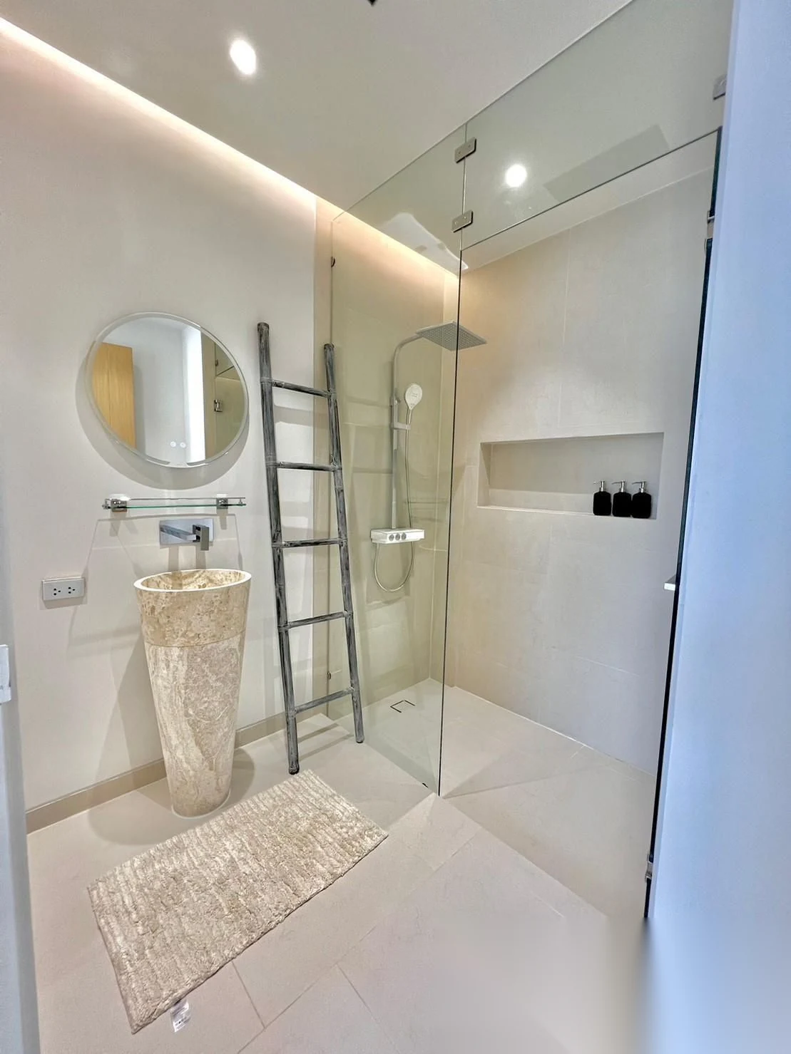 3 Bedroom Villa for rent at LuxPride by Wallaya Villas complex · Si Sunthon · Pool View — photo 5