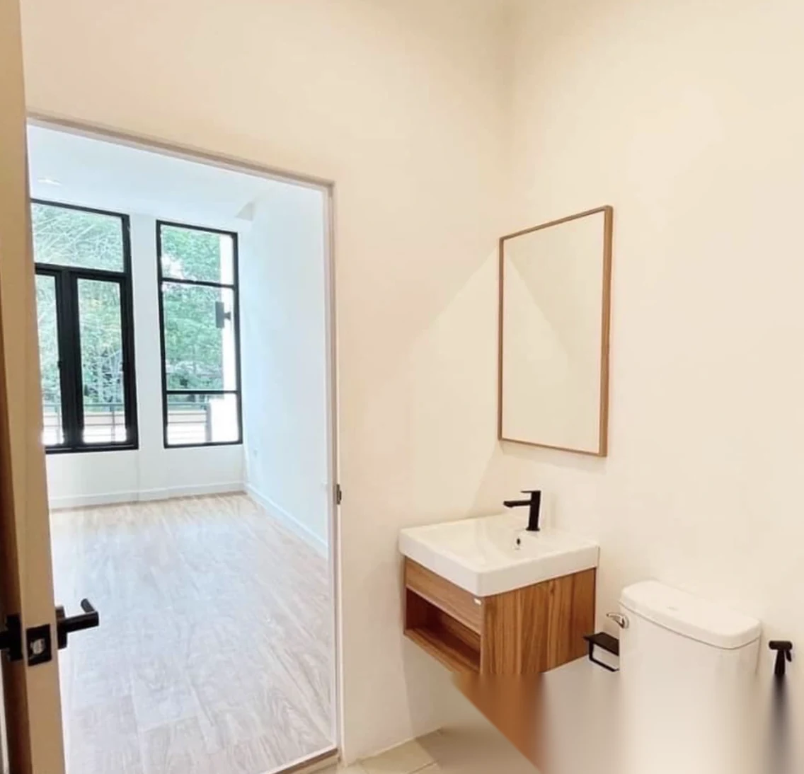 Таунхаус 2BR в комплексе Redwood House Yachan · Теп Красаттри · Вид в сад — фото 10