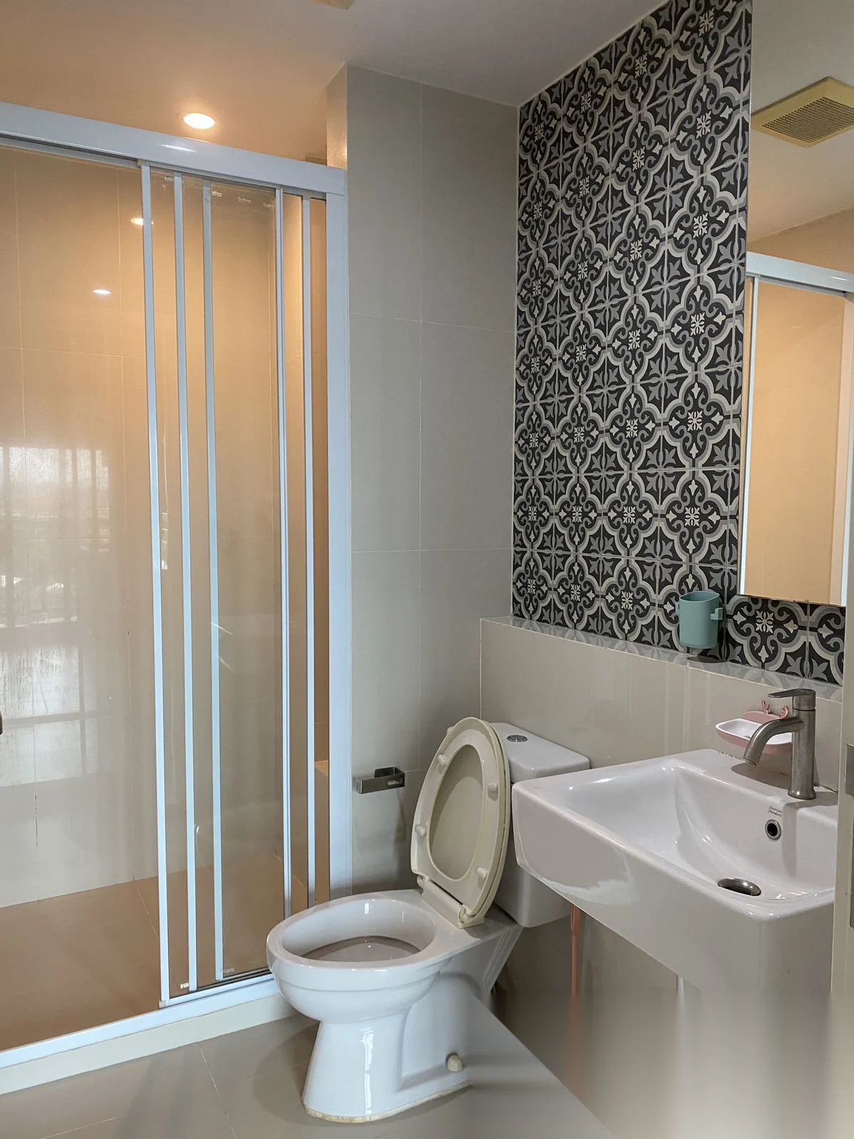 Апартаменты 1BR в ЖК The Base Height · Пхукет-таун · Вид на бассейн — фото 5