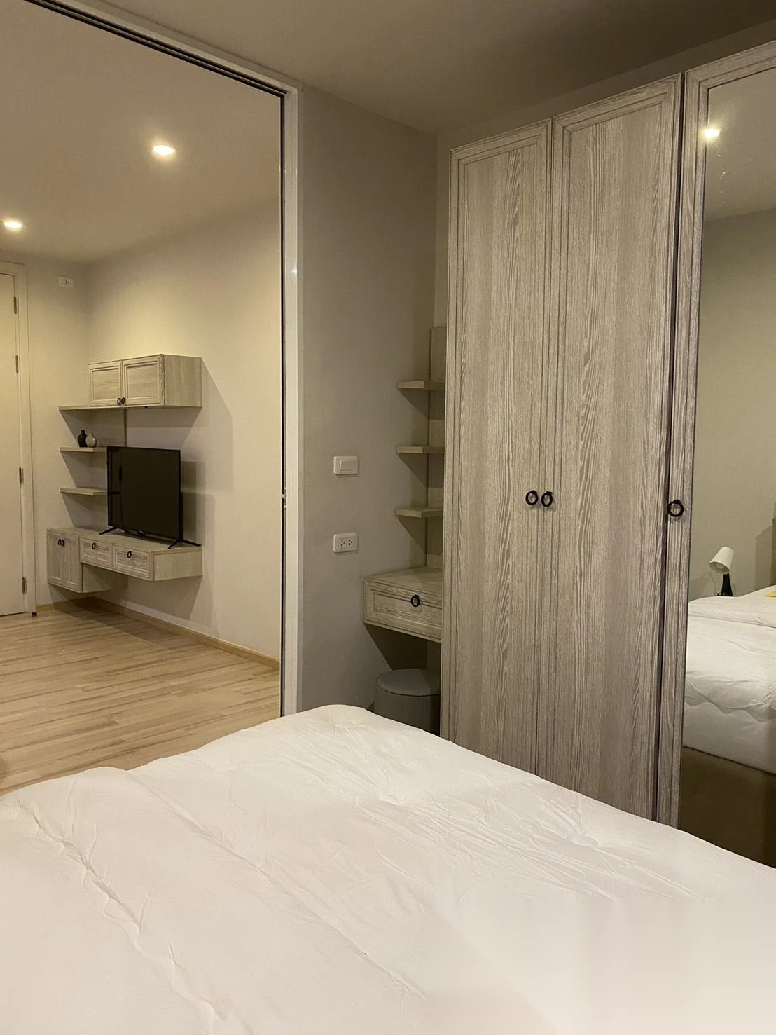 Апартаменты 1BR в ЖК The Base Height · Пхукет-таун · Вид на бассейн — фото 10