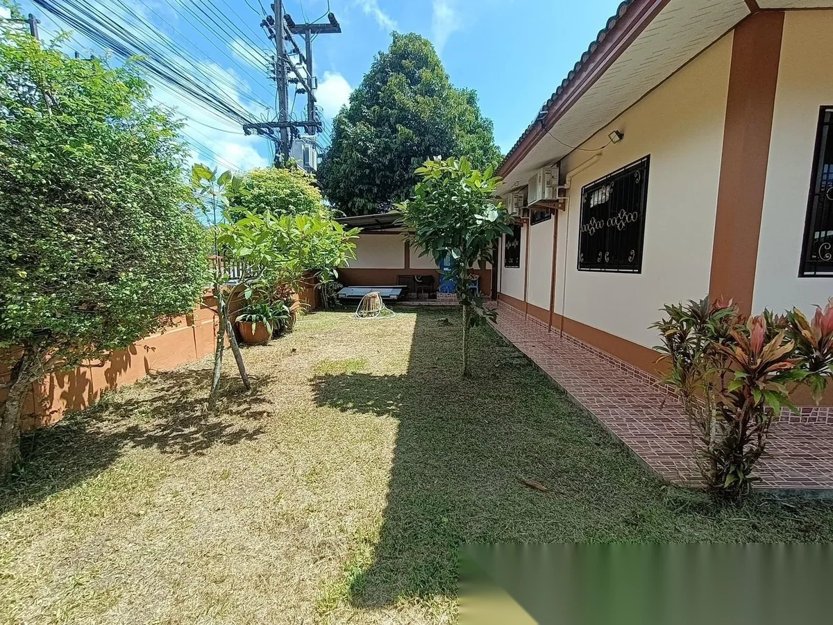 3 Bedroom House for rent at Baan Suan Neramit 5 complex · Si Sunthon · Garden View — photo 2
