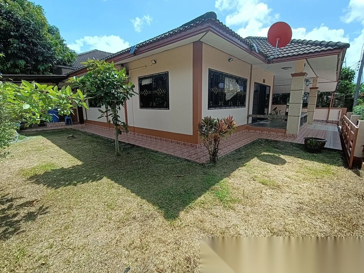 3 Bedroom House for rent at Baan Suan Neramit 5 complex · Si Sunthon · Garden View — photo 3