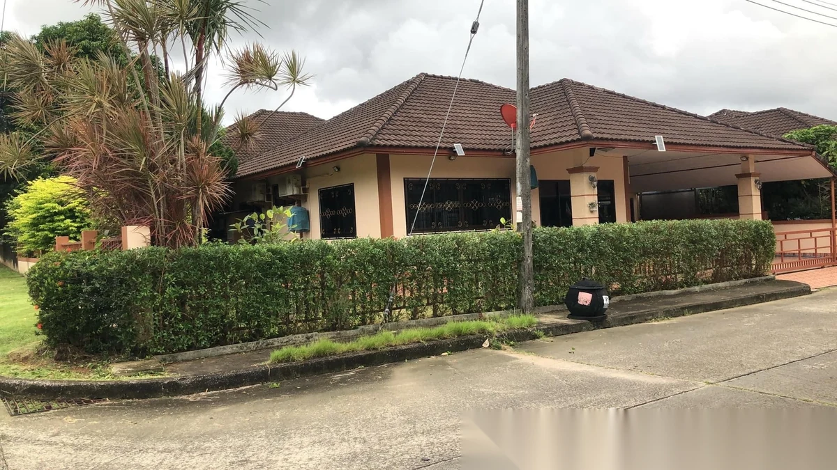3 Bedroom House for rent at Baan Suan Neramit 5 complex · Si Sunthon · Garden View — photo 4