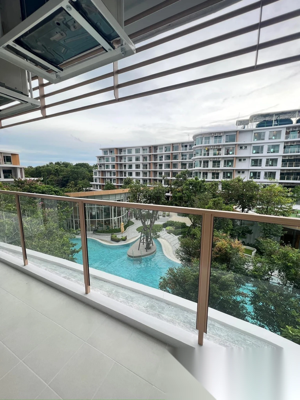 Апартаменты 2BR в ЖК Phyll Phuket by Central Pattana · Вичит · Вид на бассейн — фото 9
