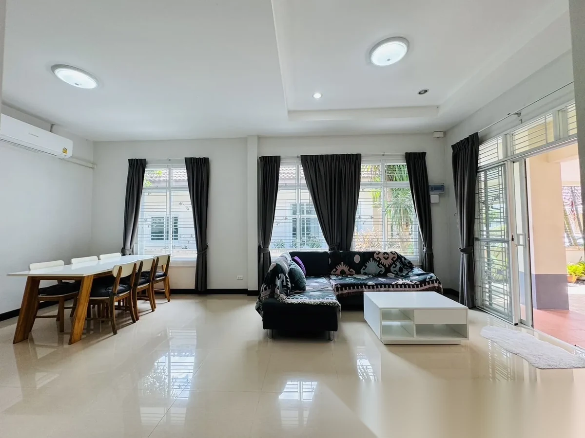 Дом 2BR в комплексе Sinsuk Thanee Village · Си Сунтон · Вид в сад — фото 3