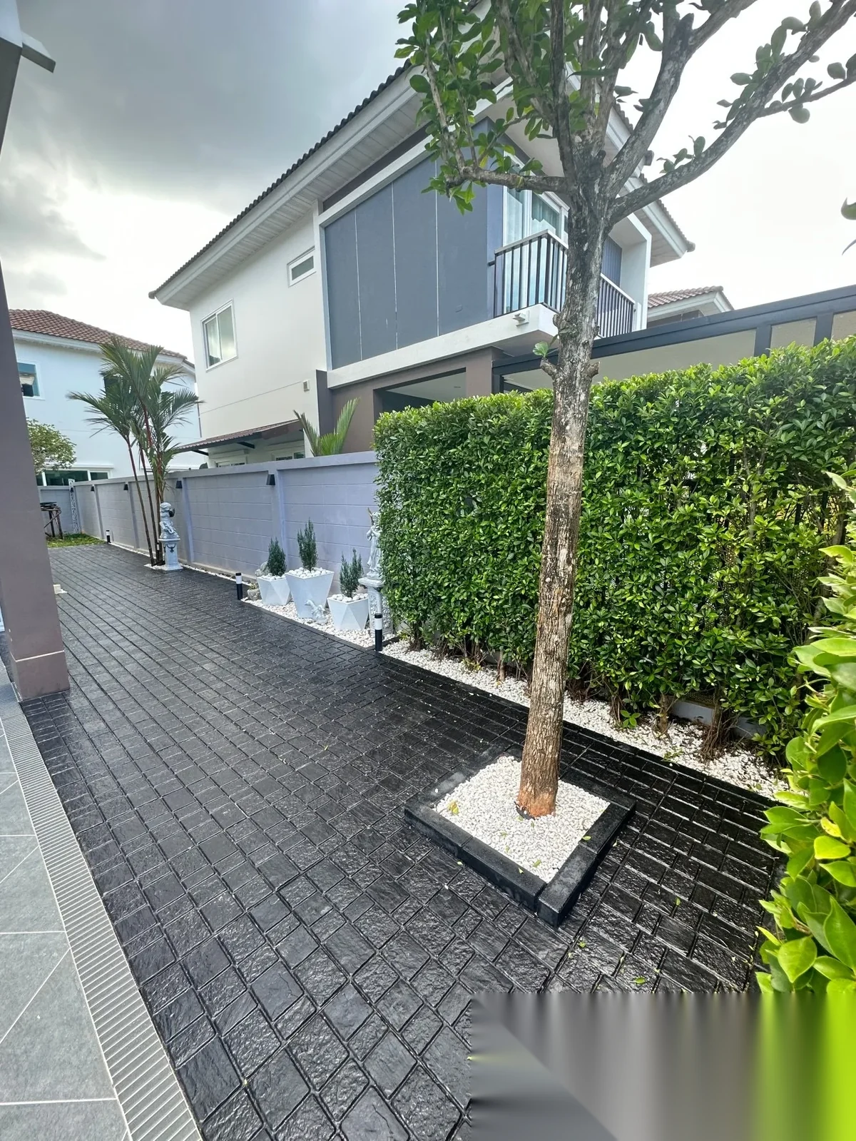 Дом 3BR в комплексе Supalai Bella Thalang Phuket · Теп Красаттри · Вид в сад — фото 3