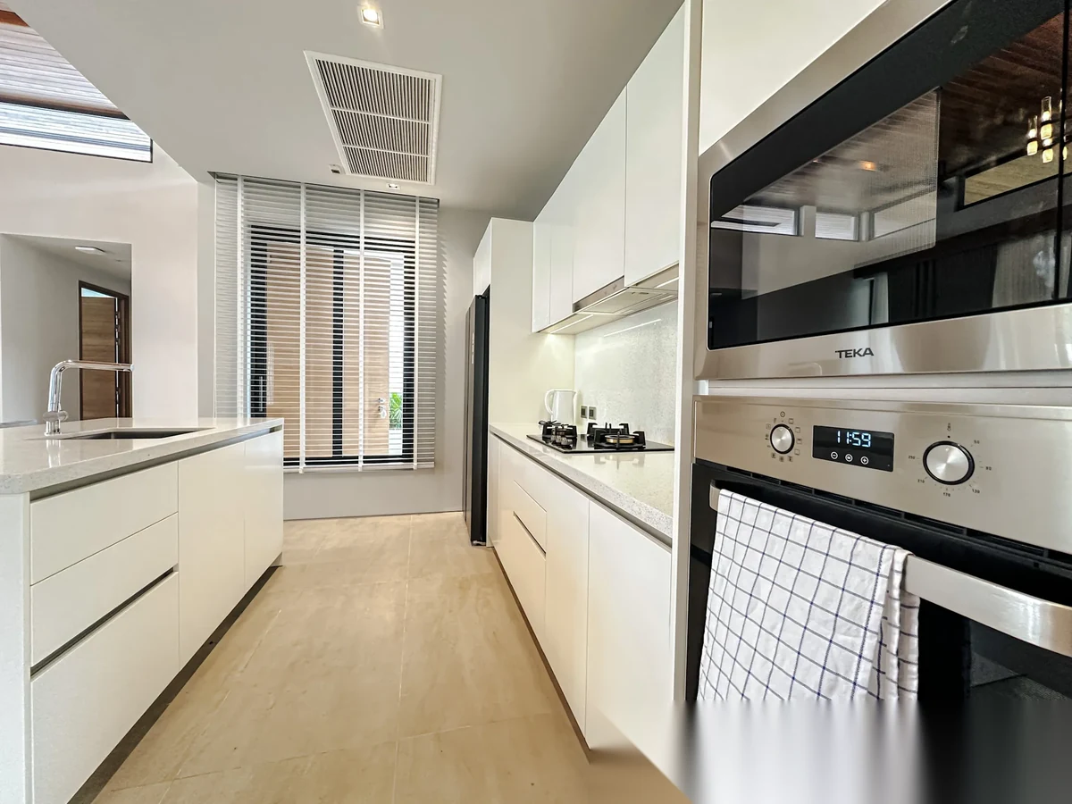 3 Bedroom Villa for rent at Botanica Modern Loft complex · Si Sunthon · Pool View — photo 6
