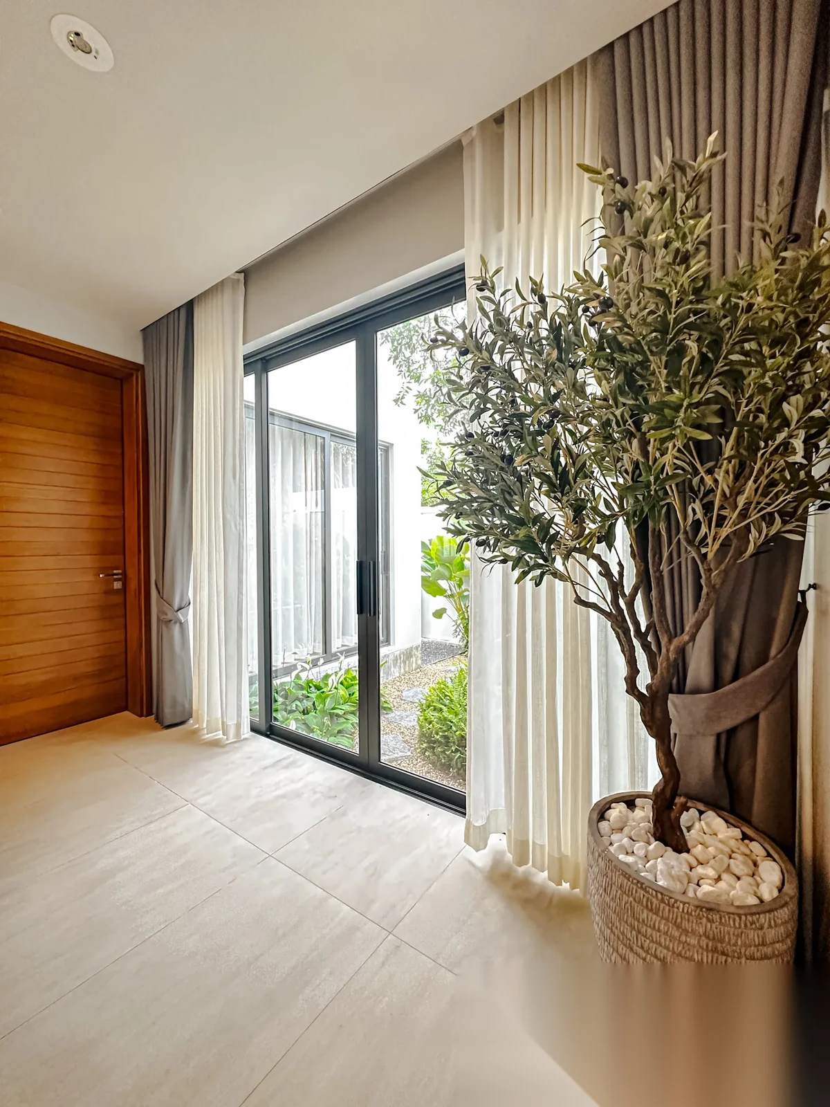 3 Bedroom Villa for rent at Botanica Modern Loft complex · Si Sunthon · Pool View — photo 8