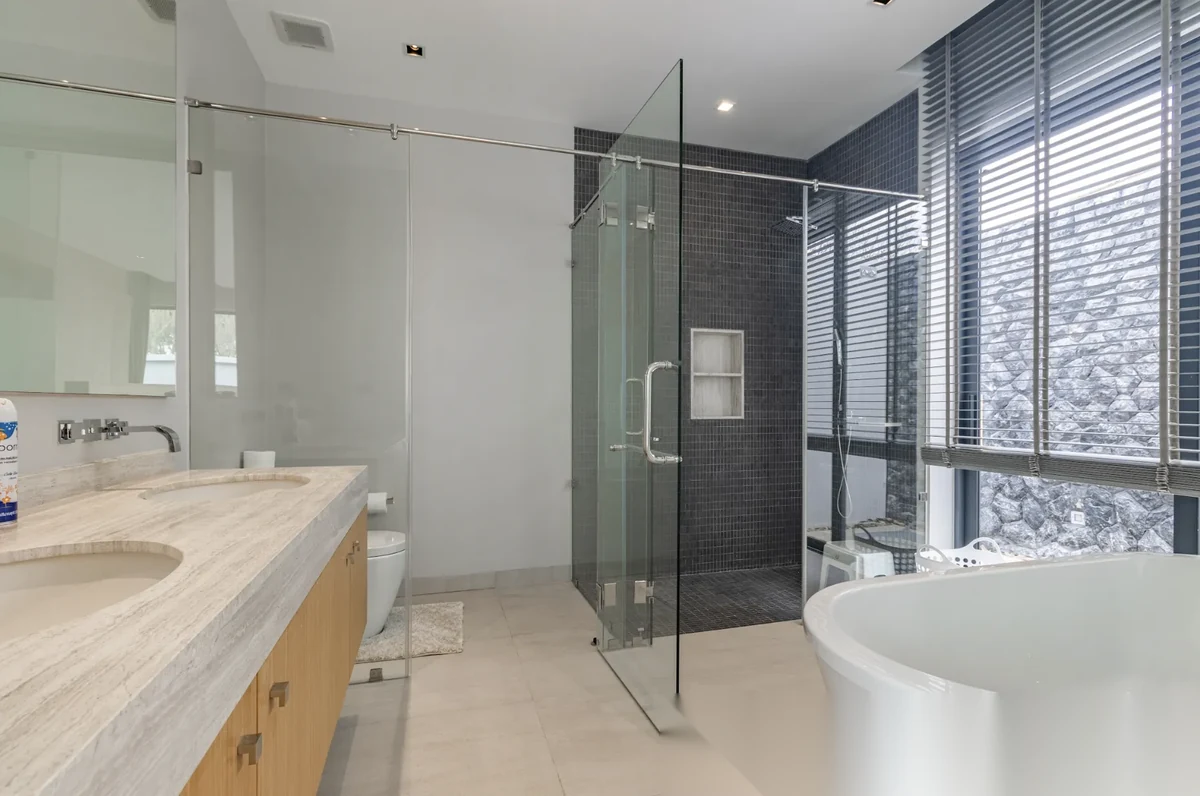 3 Bedroom Villa for rent at Botanica Modern Loft II complex · Si Sunthon · Pool View — photo 10