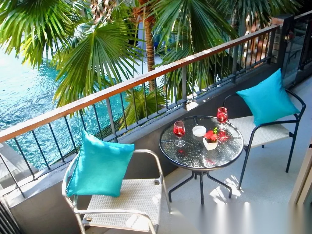 Апартаменты студия в ЖК The Emerald Terrace · Патонг · Вид на бассейн — фото 9