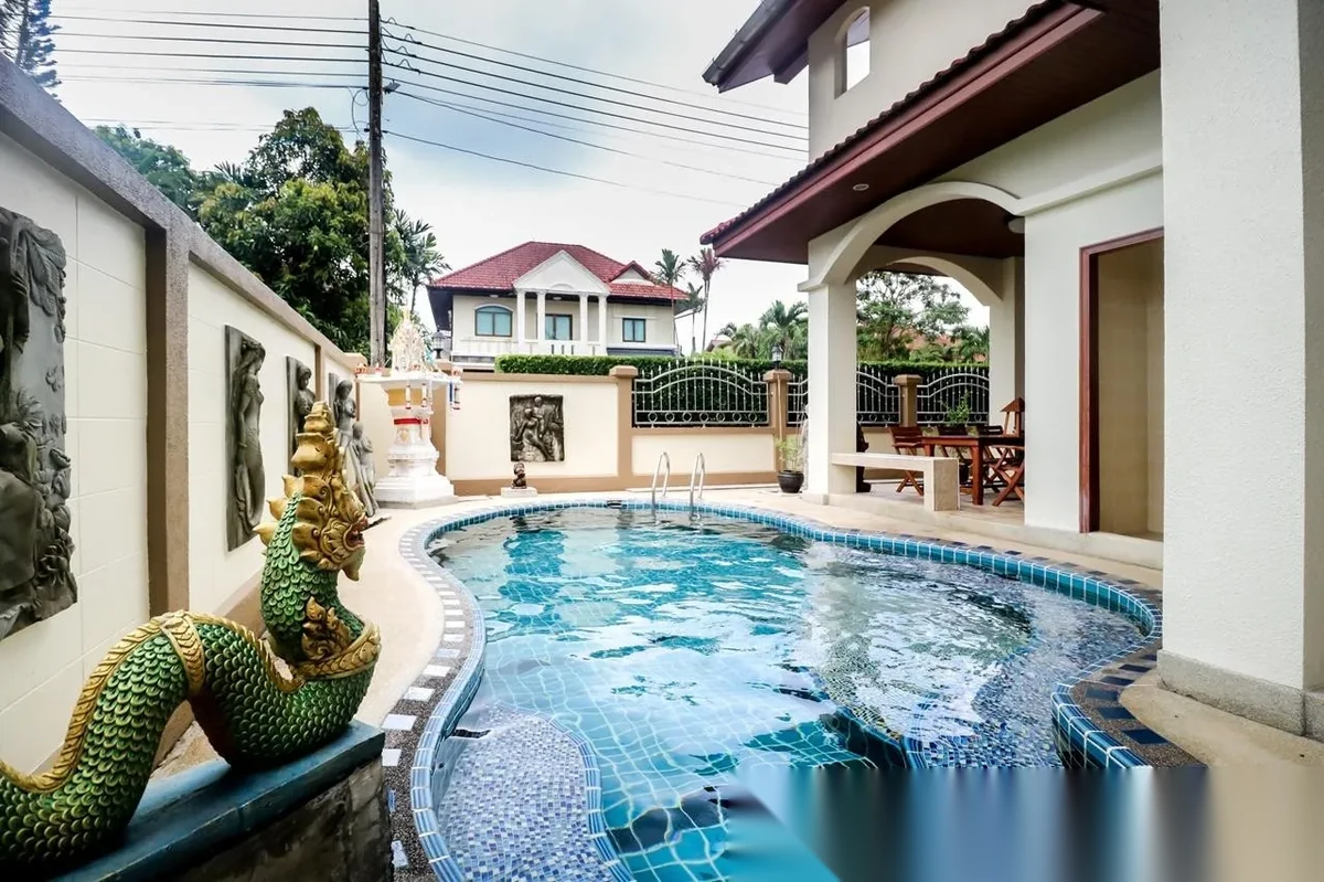 7 Bedroom Villa for sale at Anuphas Golf Ville complex · Kathu · Lake View