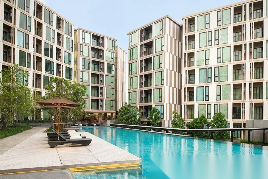Апартаменты 1BR в ЖК The Base Uptown · Пхукет-таун · Вид на бассейн — фото 2