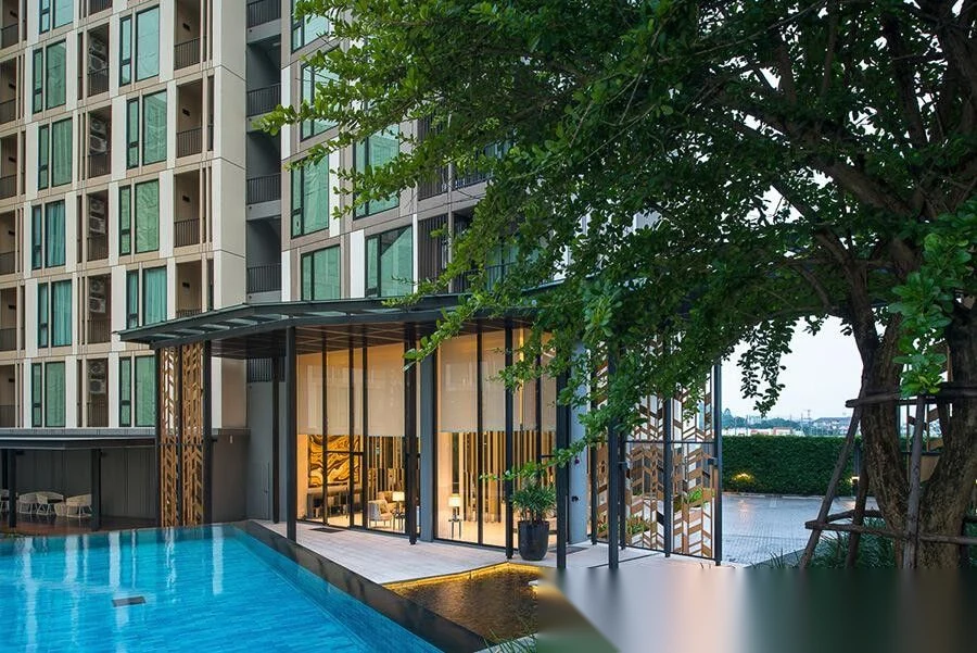 Апартаменты 1BR в ЖК The Base Uptown · Пхукет-таун · Вид на бассейн — фото 3