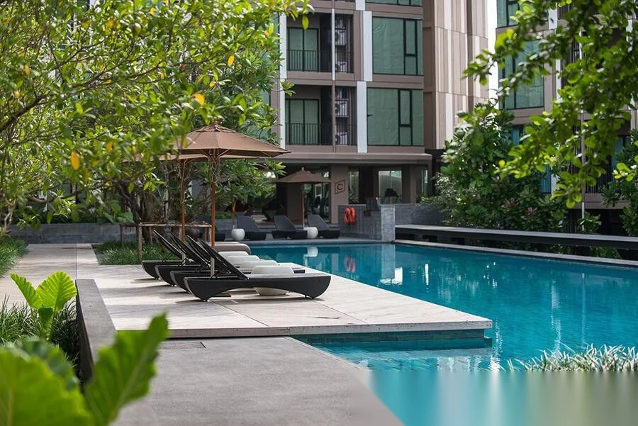 Апартаменты 1BR в ЖК The Base Uptown · Пхукет-таун · Вид на бассейн — фото 4